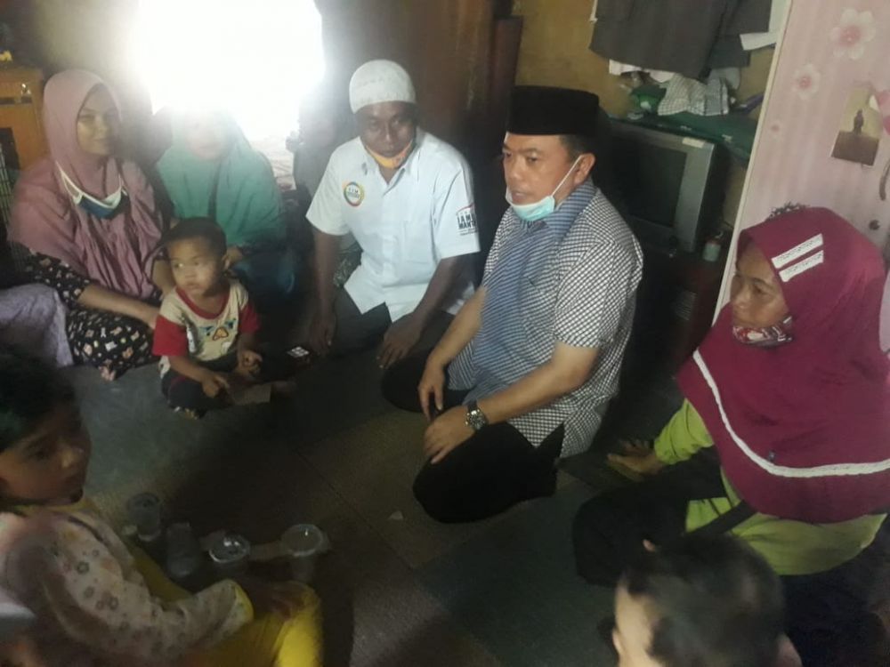Haris bertandang langsung ke dapur rumah warga