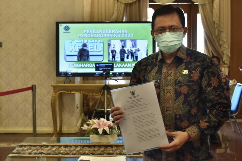Penjabat sementara Gubernur Jambi  Restuardy Daud menerima Penghargaan Keselamatan dan Kesehatan Kerja (K3) 