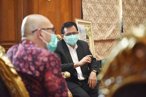 Pjs Gubernur Jambi Ardy Daud terima kunjungan Kepala OJK Endang Nuryadin dan Kepala Kanwil DJPB Supendi membahas Pemulihan Ekonomi Nasional (PEN) masa pandemi Covid-19 di Ruang Kerja Gubernur Jambi, Kamis (1/10/20).