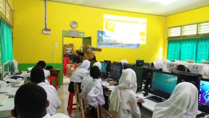 Melaksanakan Kegiatan Pengabdian Kepada Masyarakat yang dilaksanakan di SMP Negeri 8 Kota Jambi.