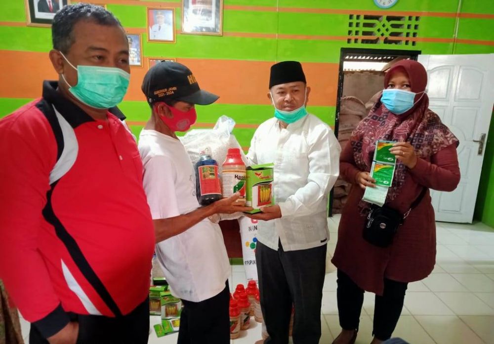Prosesi kegiatan penyeahan bantuan untuk 185 petani di Kantor Pemerintah Desa Sungai Abang
