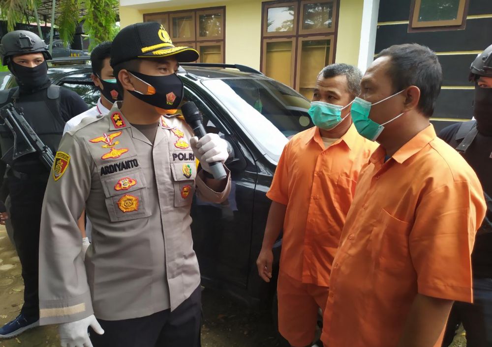 Kapolres Muaro Jambi AKBP Ardiyanto menanyai duo tersangka pengangkut minyak illegal.