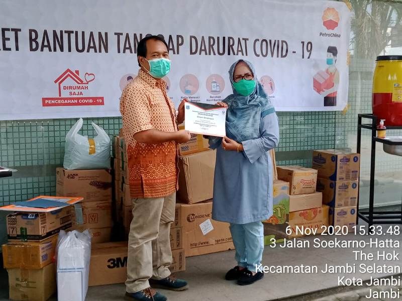 Penyerahan bantuan Covid-19 Kepada Dinkes TJB diterima langsung oleh Kadis Kesehatan Kabupaten Tanjab Barat, ibu dr.Andi Pada M.Kes.