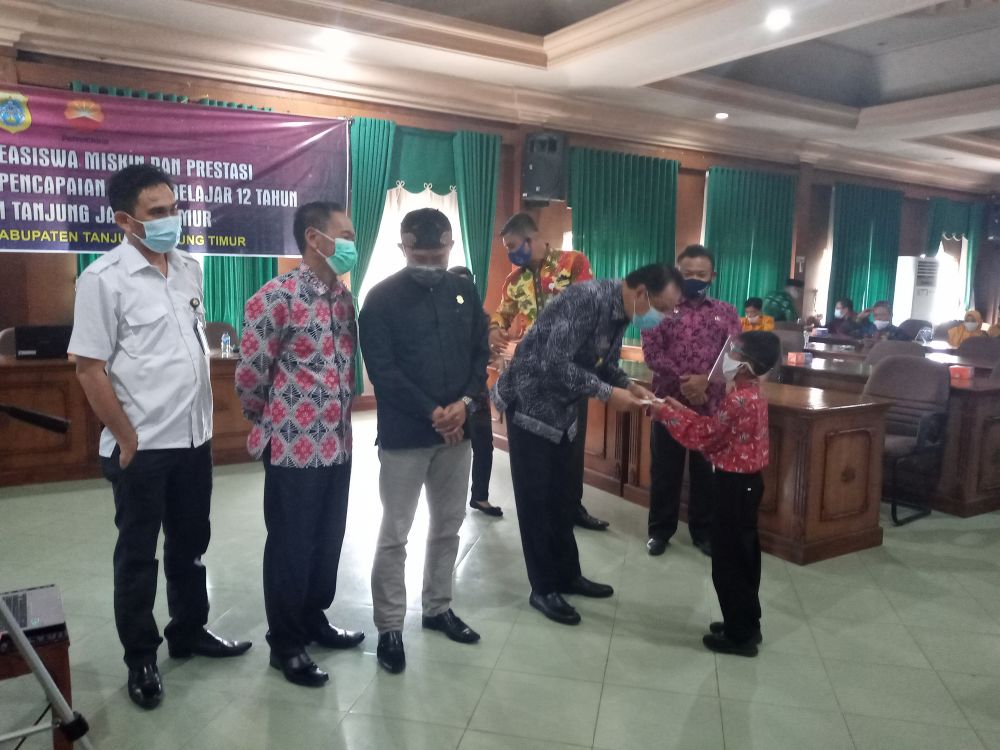 Penyerahan secara simbolis beasiswa bantuan SKK Migas - PetroChina Jabung kepada 992 siswa dari keluarga kurang mampu dan berprestasi, di Kantor Bupati Tanjabtim.(foto :Tim FJM Jambi)