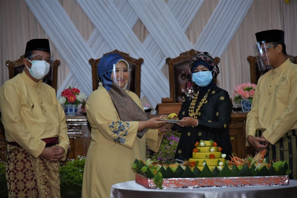 Bupati didampingi Wabup menyerahkan tumpeng ke perwakilan pemerintah provinsi