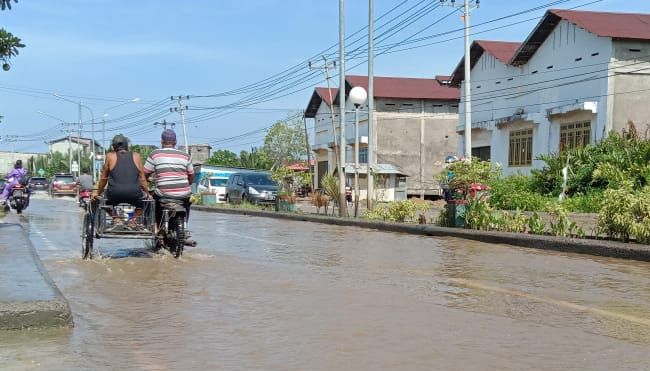 Jalan Lintas Utama Tungkal-Jambi (Parit Gompong) terendam banjir rob