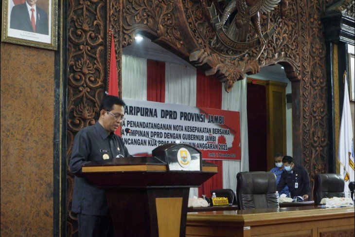 PJs Gubernur Jambi Restuardy Daud memberikan sambutan salam rapat paripurna DPRD Provinsi Jambi, Selasa (17/11).