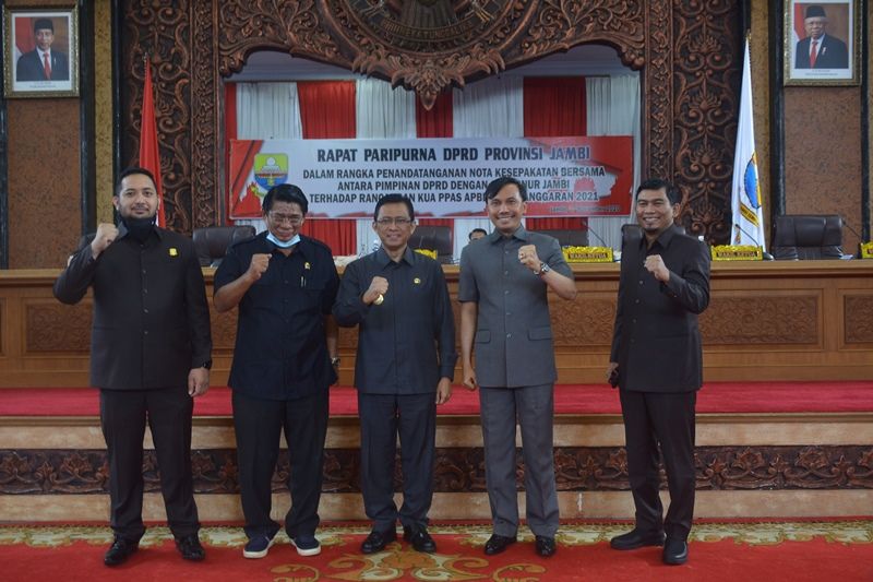 PJs Gubernur Jambi Restuardy Daud bersama dengan Pimpinan DPRD Provinsi Jambi usai sepakat KUA - PPAS tahun Anggaran 2021 