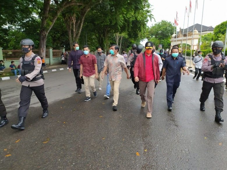 Ketua DPRD Edi Purwanto didampingi Wakil Ketua Rocky Candra dan Anggota Akmaludin berjalan menunju ke Simpang BI menumui Mahasiswa