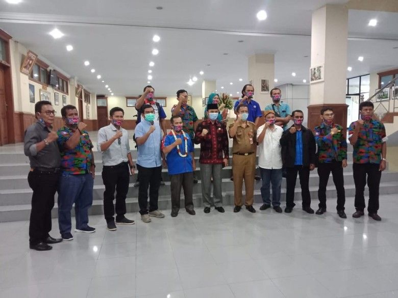 Ketua DPRD Provinsi Jambi bersama perwakilan KSPSI Jambi