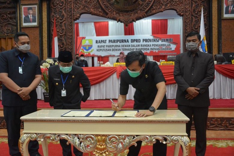Penandatanganan pengambilan keputusan bersama terhadap Ranperda Inovasi Daerah, Kamis (13/8)