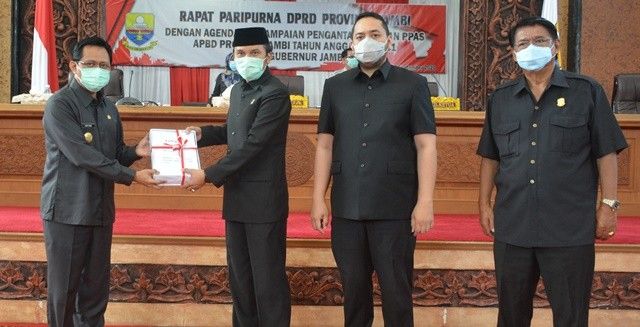 PJs Gubernur Jambi menyerahkan nota pengantar rancangan KUA-PPAS APBD Provinsi Jambi 2021 ke pimpinan dewan, Senin (28/9).