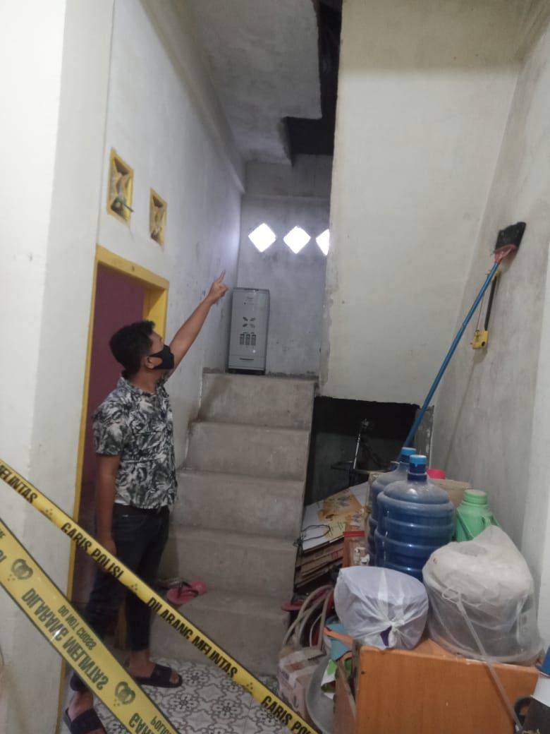 Polisi melakukan oalh TKP ditempat korban gantung diri.