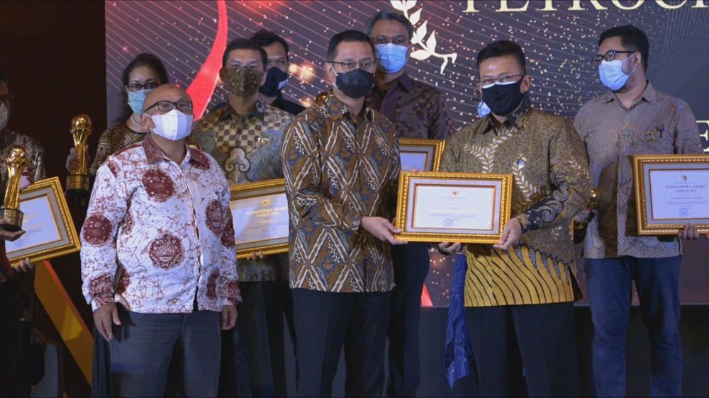 Saat menerima Padmamitra Award 2020 dari Kementerian Sosial untuk program pemberdayaan komunitas adat terpencil Suku Anak Dalam (KAT SAD) di Jambi