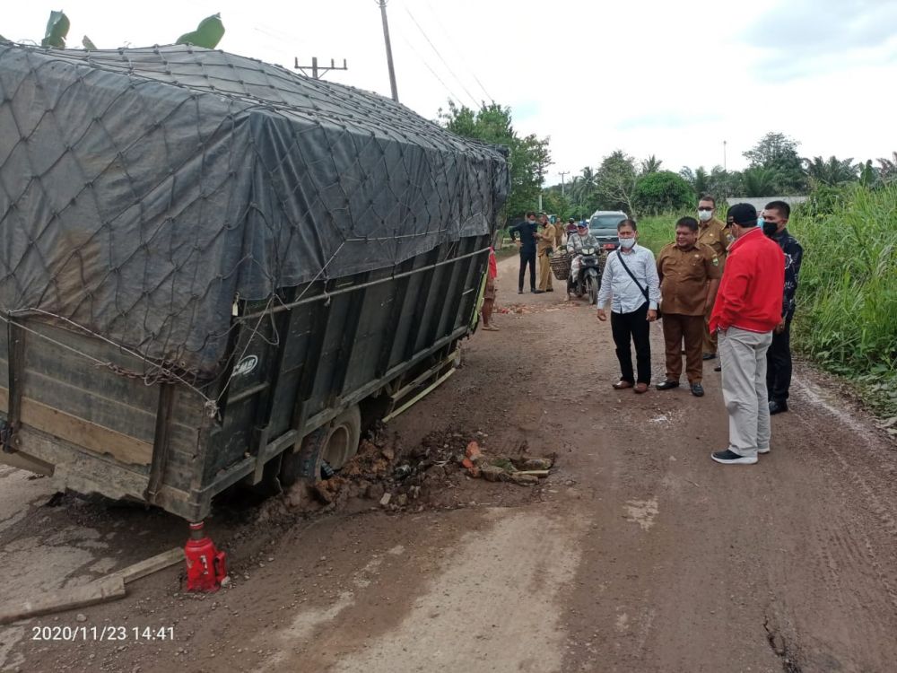 Ketua DPRD Provinsi Jambi, Edi Purwanto, meninjau langsung beberapa titik jalan rusak  beberapa desa di kecamatan Kumpeh Ulu, Kabupaten Muaro Jambi, Senin (23/11/2020).