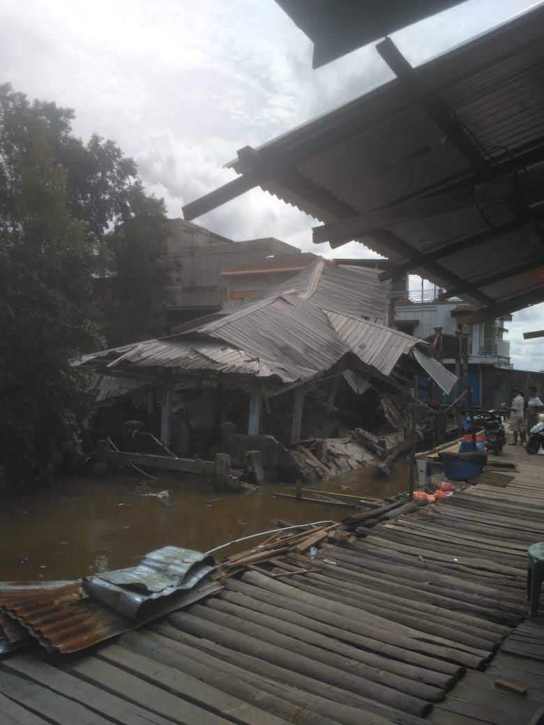 Bangunan Pasar yang ambruk