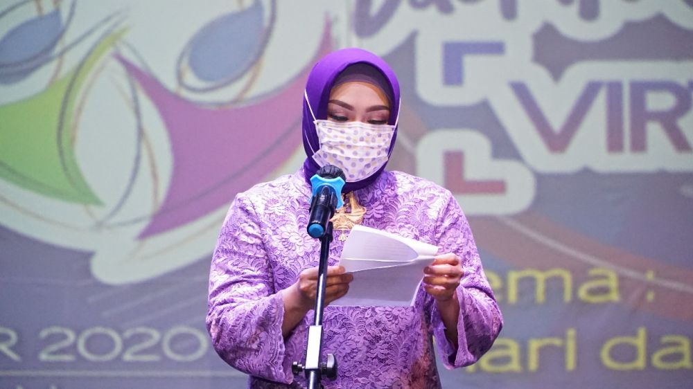 Suci Restuardi (istri Pjs. gubernur) Ketua Dekranasna Propinsi Jambi di Taman Budaya Jambi.