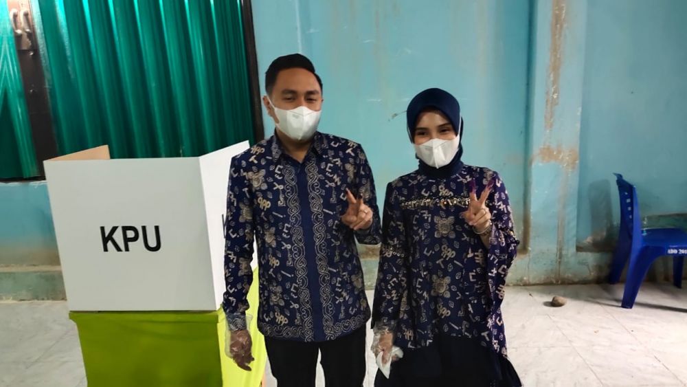 Fikar bersama istri