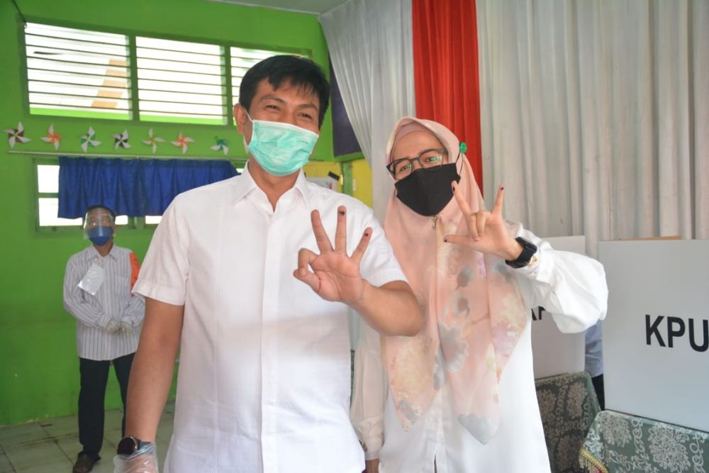 Fadhil beserta istri usai mencoblos