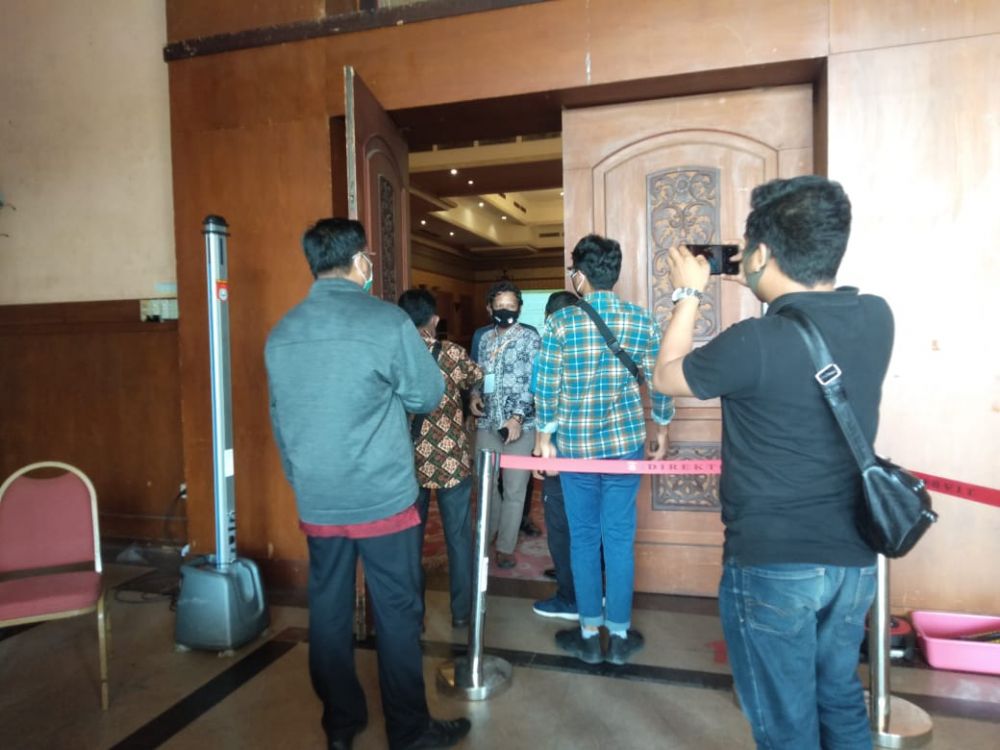 Wartawan hanya bisa mengambil gambar dari luar