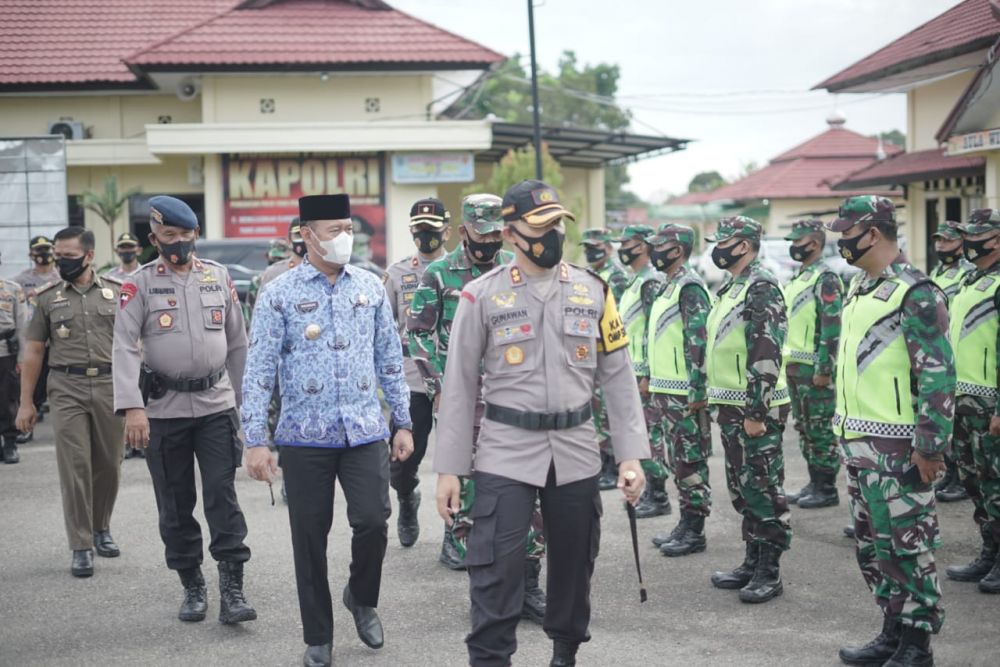 Kapolres Tebo didampingi Forkompida mengecek pasukan pasukan pengamanan Pilkades Serentak