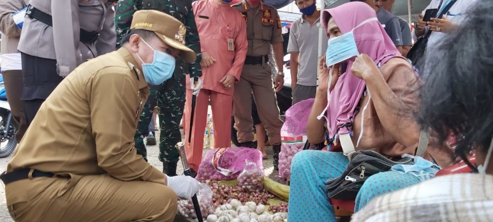  Al Haris, saat berbincang dengan pedagang di kota Bangko
