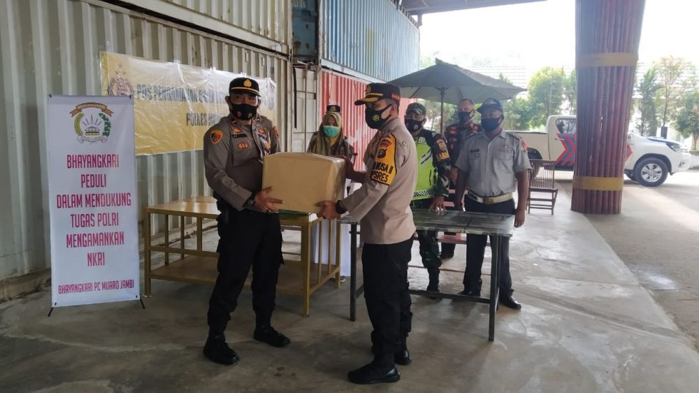 Kapolres menyerahkan bingkisan