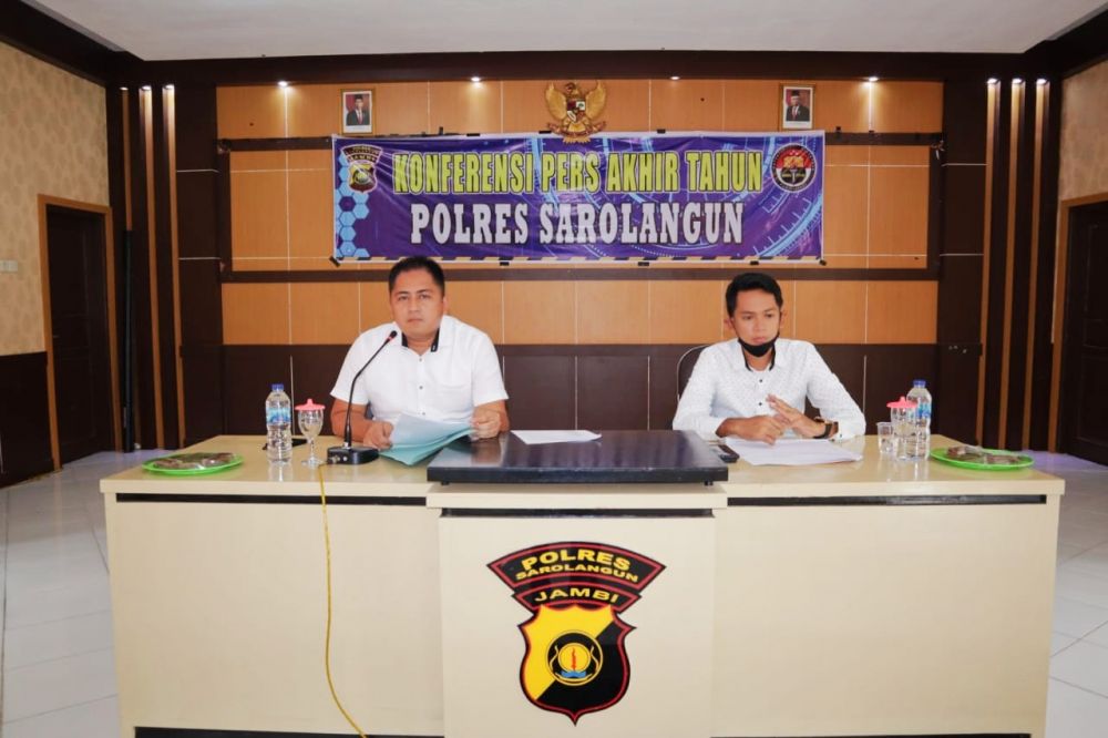 Kasat Reskrim Polres Sarolangun, AKP Bagus Faria dan Kasat Narkoba IPTU Lumbrian Hayudi Putra saat konferensi pers