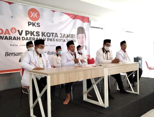 Pengurus PKS memberikan keterangan pada wartawan