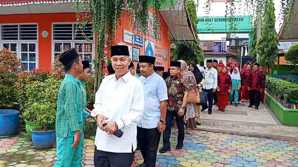 Kadisdikbud Sarolangun, H Helmi bersama Sekdin Murtoyo dan Kabid PNF, Zulhitmi