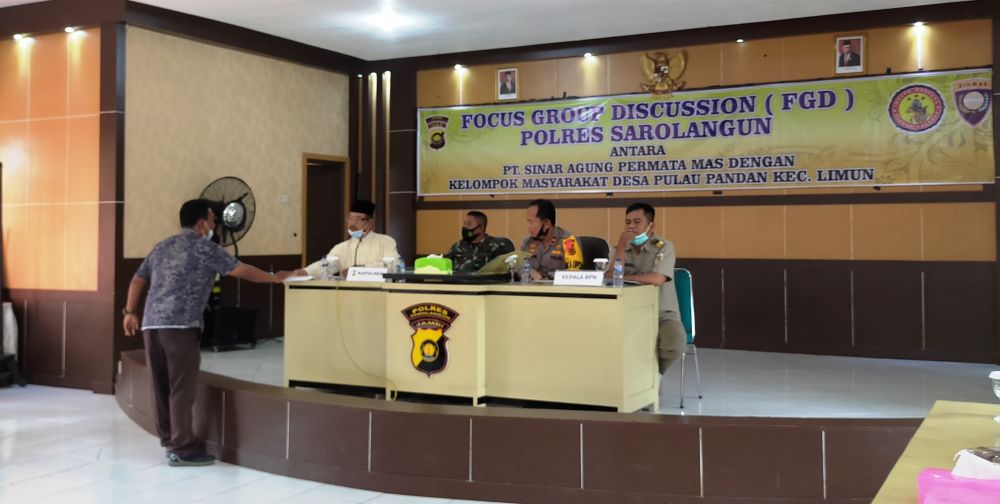 Bukti dokumentasi atas kontribusi yang diperlihatkan Manager PT SAPM kepada Kadis LH Sarolangun