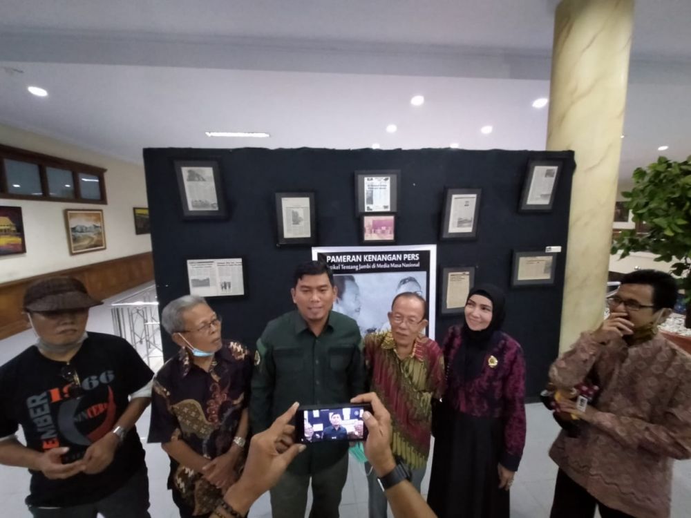 Rocky Candra memberi keterangan pers usai acara didampingi AK 
Mahmud dan Buchari. Tampak dalam gambar Kartunis Senior Syahril Hannan dan Lily Widya Watir serta Sakti Alam Watir.