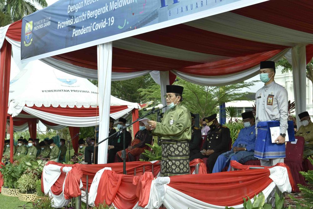 Fachrori Jadi Inspektur Upacara Peringatan Hari Ulang Tahun (HUT) ke-64 Provinsi Jambi Tahun 2021, di Lapangan Depan Kantor Gubernur Jambi, Rabu (06/01/2021) pagi.