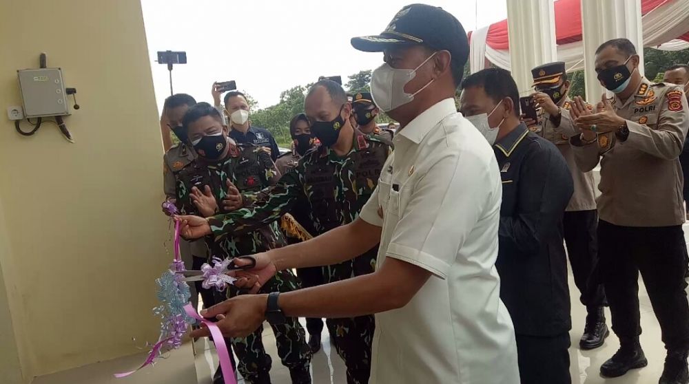 Kapolda memotong pipa meresmikan polsek Teteng