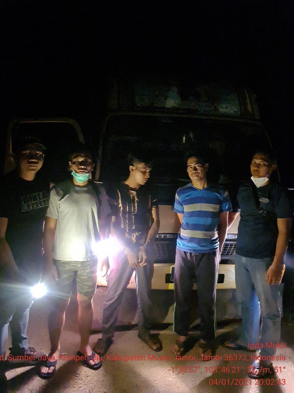 Pelaku Illegal Longging bersama barang bukti yang diamankan.