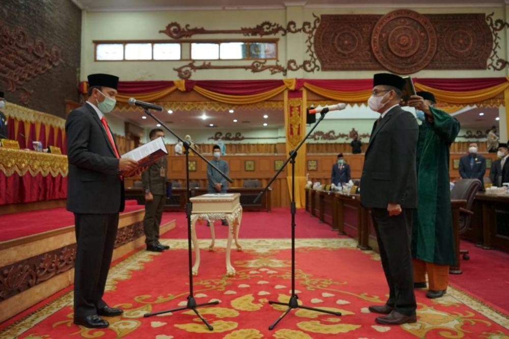 Pelantikan Syahruddin sebagai anggota DPRD Provinsi Jambi sisa masa bakti 2019-2024 di Pandu Sumpah oleh Ketua DPRD Provinsi Jambi Edi Purwanto.