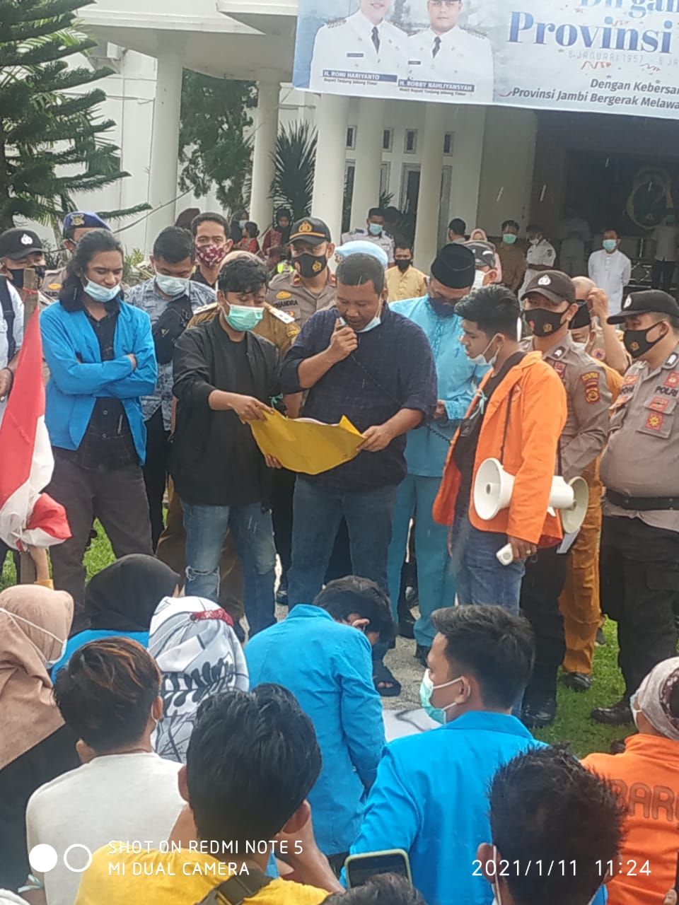 Bupati Romi dan Wabup Robby menemui mahasiswa yang demo.