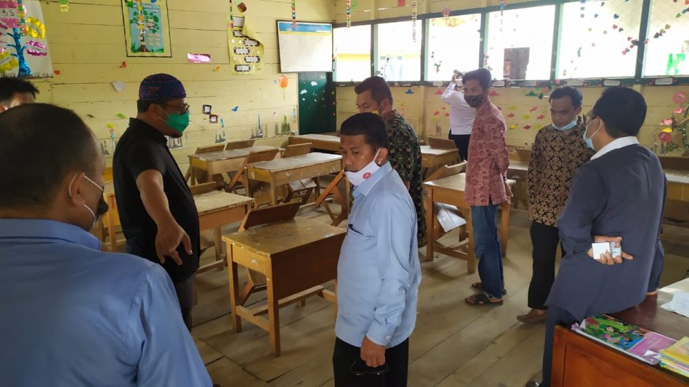 Komisi IV DPRD Kota Jambi meninjau salah satu SD yang memprihatinkan