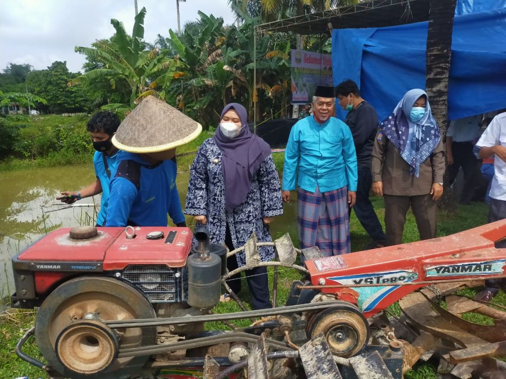 Bupati Masnah melihat peralatan pertanian