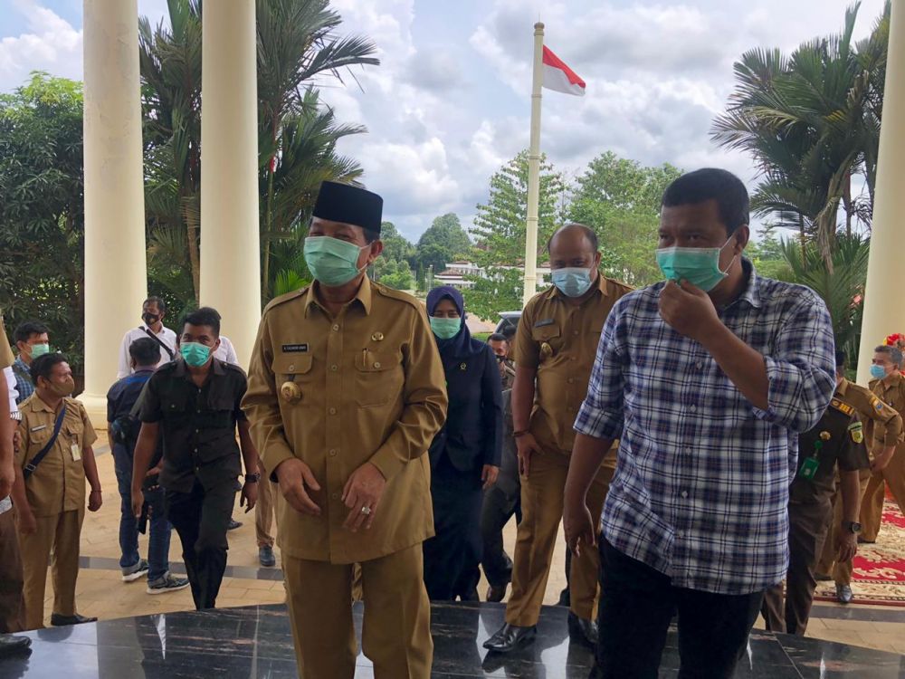 Bupati Romi menyambut kedatangan Gubernur Fachrori