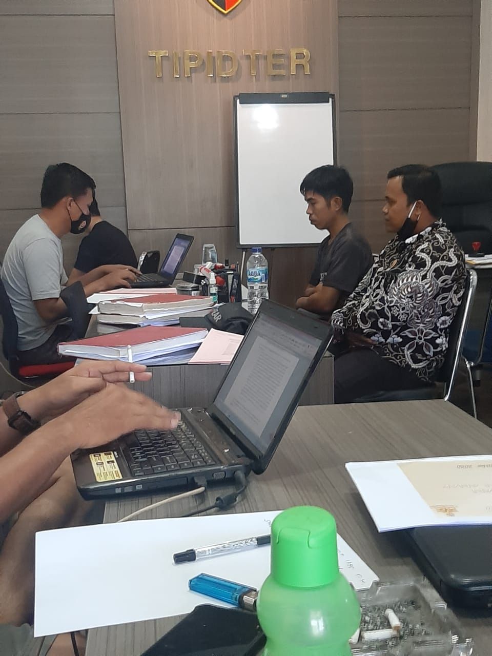 Tersangka pembawa BBM Illegal diintrogasi petugas.