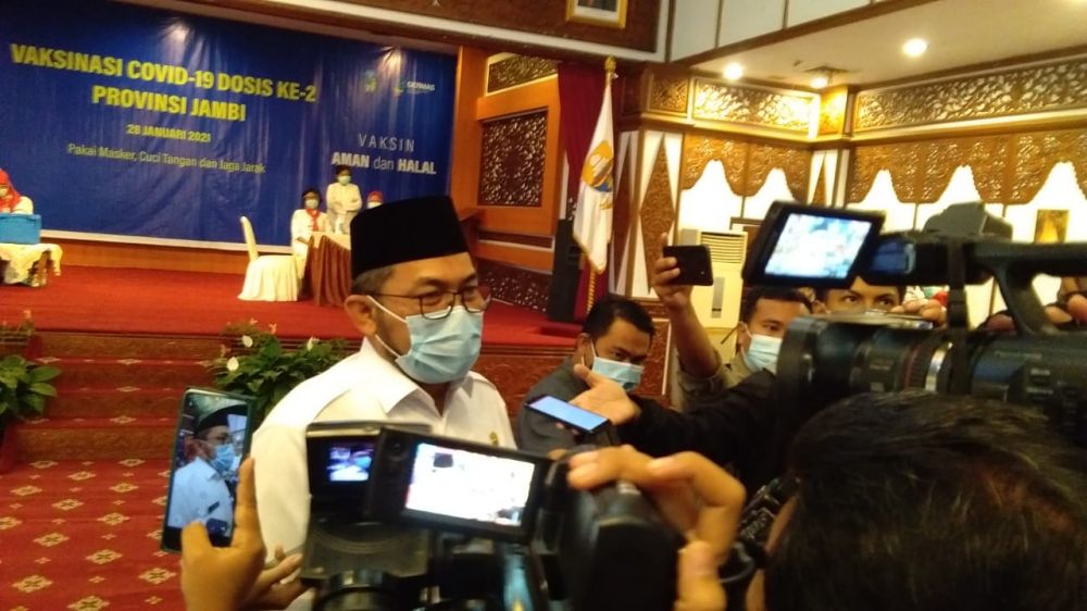Sekda memberikan keterangan pada wartawan