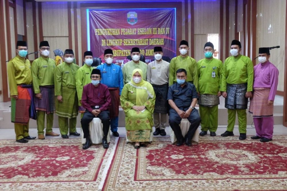 Bupati foto bersama pejabat yang dilantik.