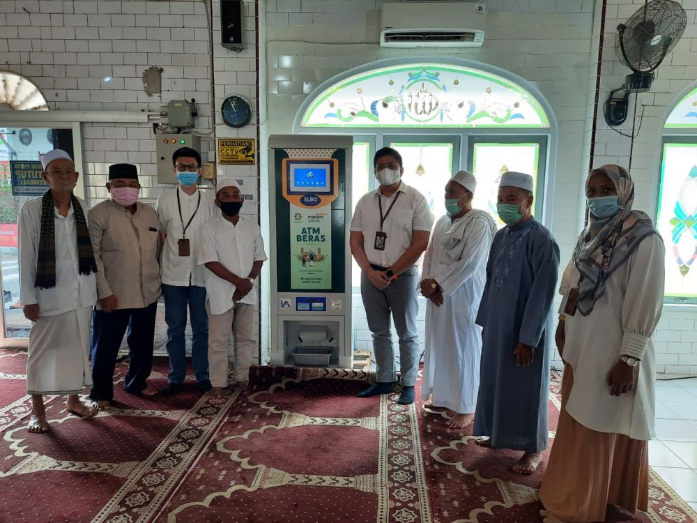 Bank Syariah Mandiri (BSM) area Jambi saat meresmikan ATM beras di Masjid Azizi, di jalan Sumantri Brojonegoro (Kebun Jeruk)