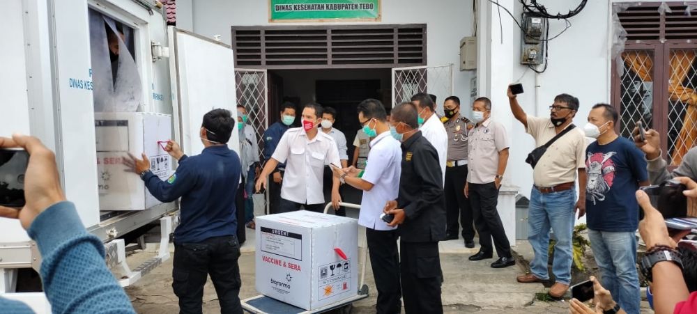 Vaksin Covid-19 Sinovac saat diturunkan dari mobil yang membawa di Tebo