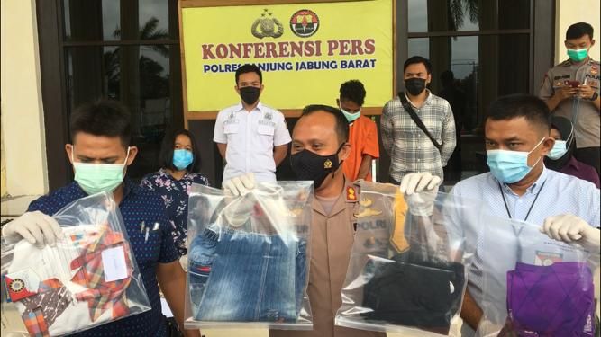Polisi menunjukan tersangka sodomi dan barang bukti