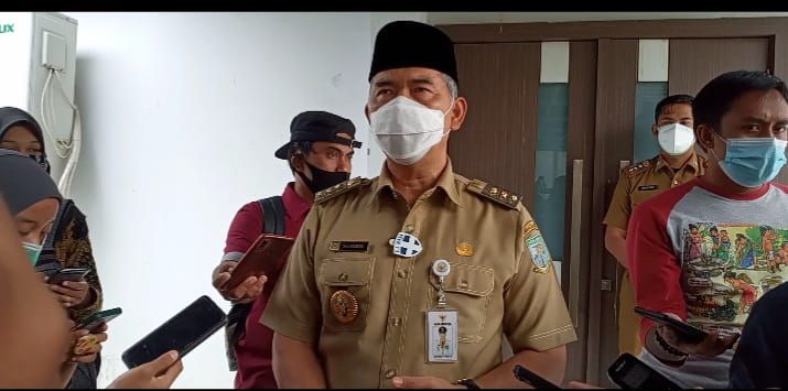 Walikota memberikan keterangan pada media.