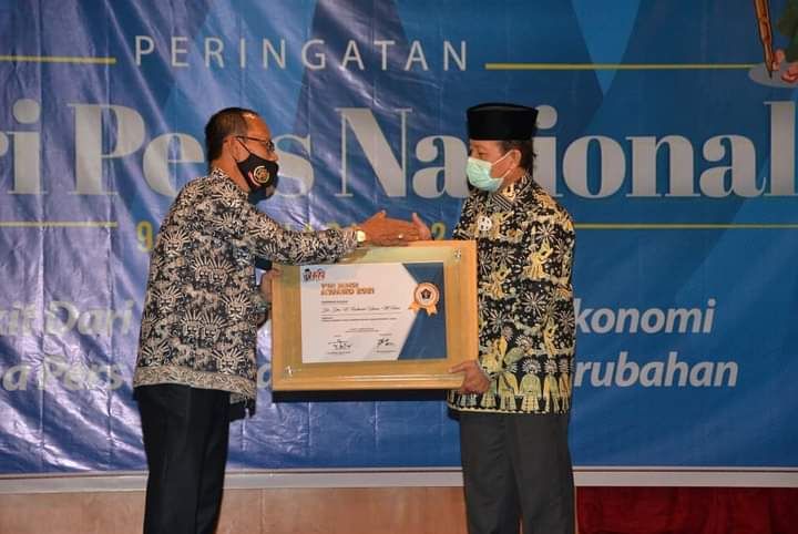 Gubernur Jambi Fachrori saat menerima Penghargaan dari PWI di hari Peringatan Hari Pers Nasional 