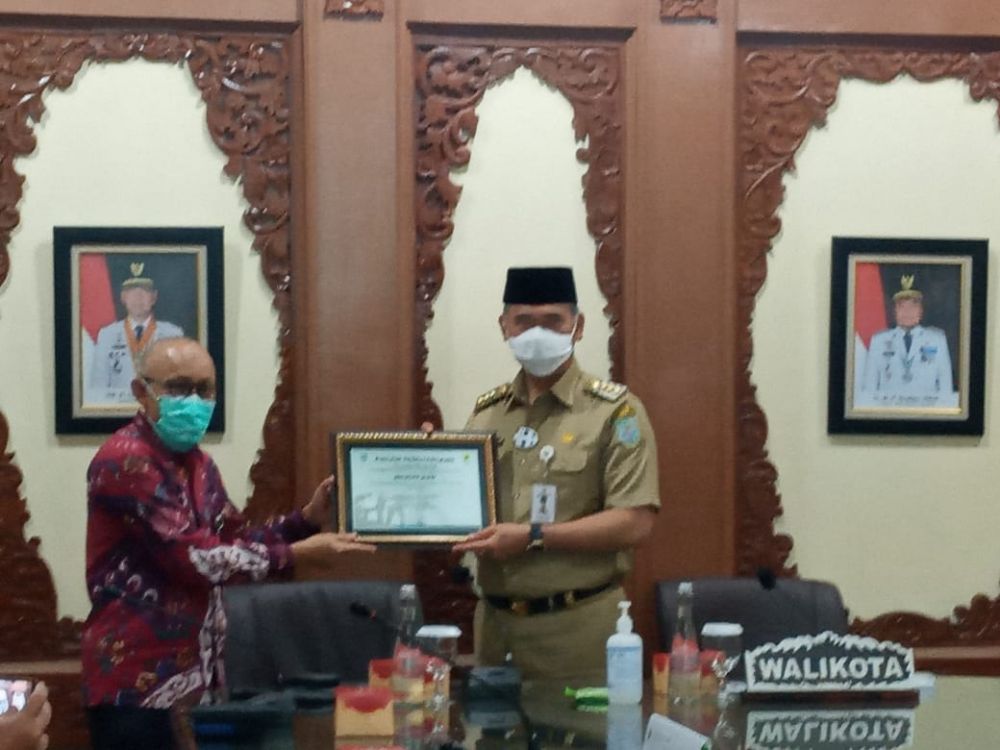 Fasha menerima piagam penghargaan