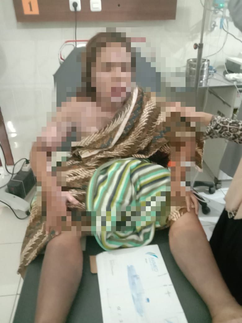 Heni sedang mendapat perawatan medis